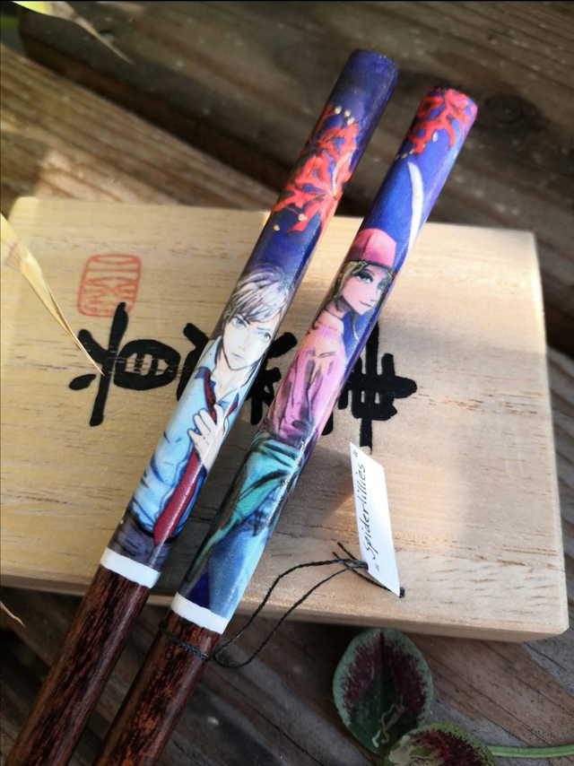 Für Webtoonfans- Chopsticksmotiv 'Spiderlilies