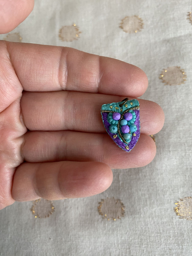 Mini pendentif flèche mauve