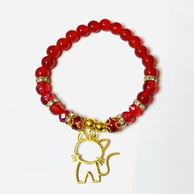 Rode Armband met Kattenbedel – Red Meow Chic | Handgemaakt & Elastisch