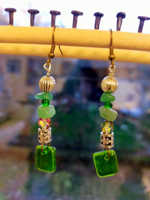 Boucles d'oreilles vert pomme en verre transparent. Numéro 3