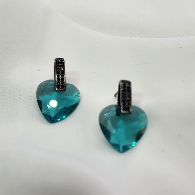 Brinco Coração Facetado Esmeralda Ródio Negro