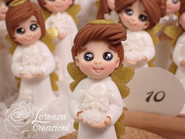 Angioletto del Natale 2025 n°10  con fiocco di neve, modellato e dipinto a mano. Pezzo unico, da collezione, firmato e numerato. Made in Italy, made in Treviso, Lorenza Creazioni.
