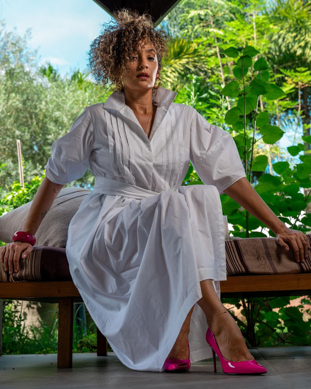 Robe longue coton  blanc à plis devant et dos manches lampion 