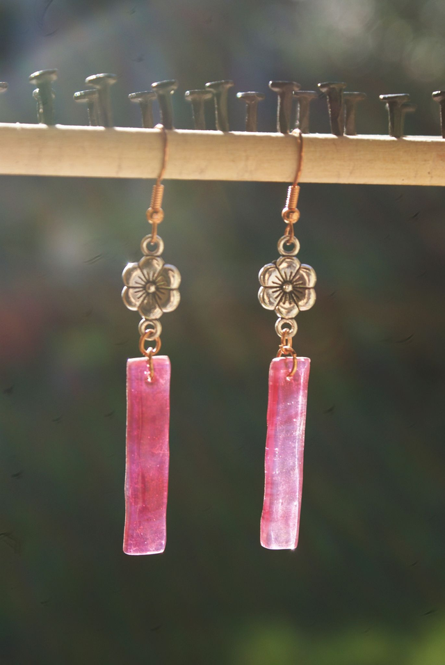 Boucles d&#039;oreilles en verre  rose chamarré transparent. 