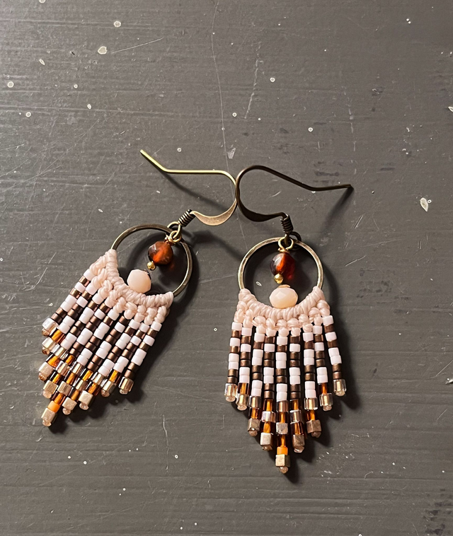 Petites boucles d&#039;oreille à franges marron orangé et beige motif damier