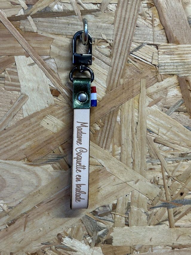 Porte-clés en cuir &quot;Madame coquette en balade&quot;