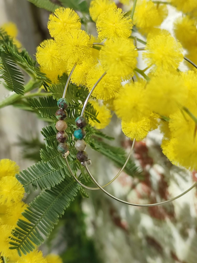 Créoles en turquoise ( pierres naturelles) aux reflets bruns,bleu,vert.... acier inoxydable argent -sans nickel -