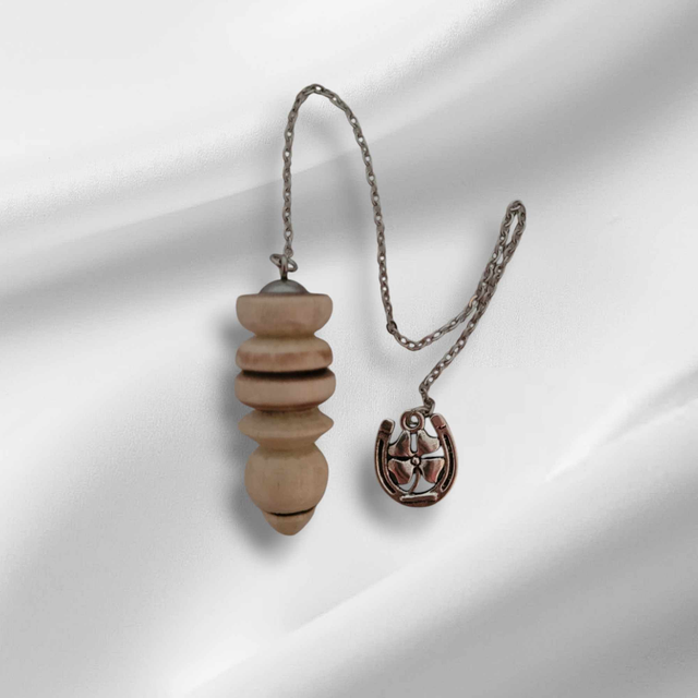 9.Pendule 8 en bois de cerisier