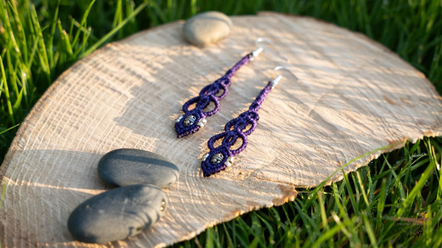 Boucles d&#039;oreilles en micro-macramé violet