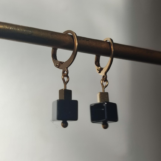 Dormeuses &quot;cubes&quot; noir et doré acier inoxydable doré -sans nickel, pièce unique 