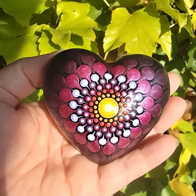 Pierre cœur mandala orange, mauve &amp; fuchsia – Peinte à la main