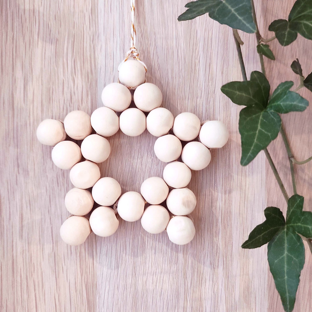 Suspension étoile tissée en perles de bois blanc brut