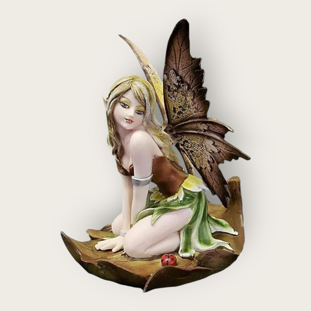 Fée agenouillée sur une feuille 