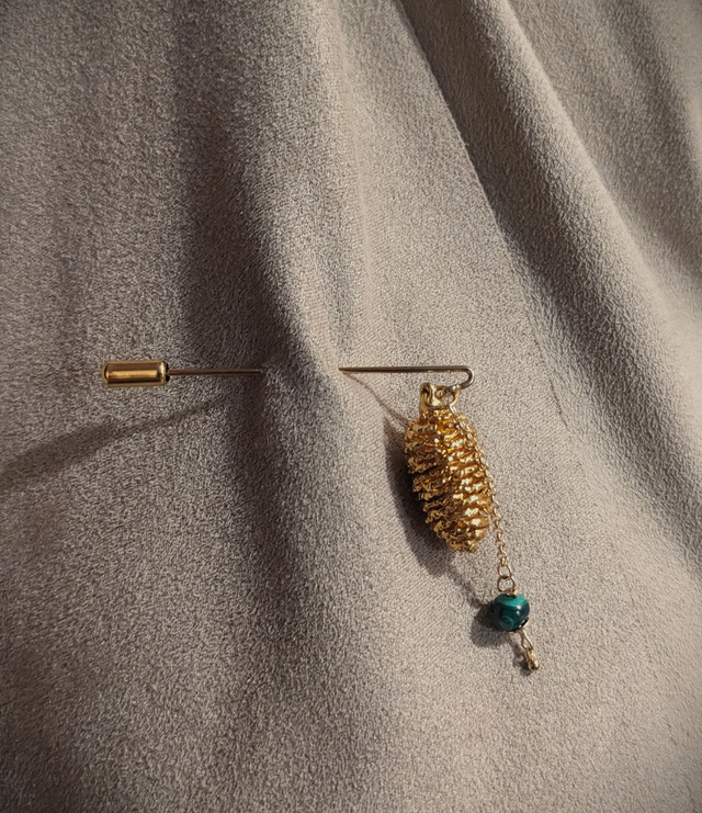 Fivèla - Fibule Pomme de Pin d'Or 24k, Malachite