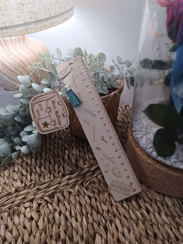 Règle avec son porte-clé