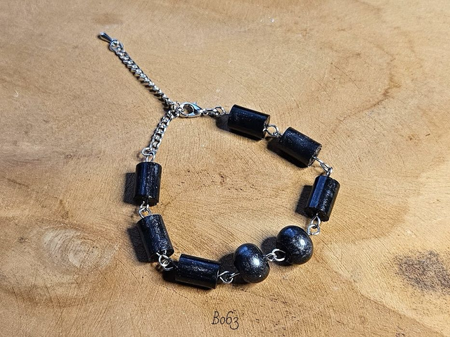 Silver Black On Black (B063)