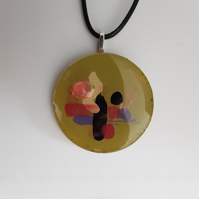 Pendentif rond collection peinture fond vert mousse et décor multicolore avec cabochon saumon