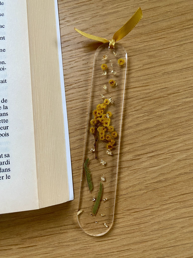 Marque page arrondi - mimosa et flocons dorés