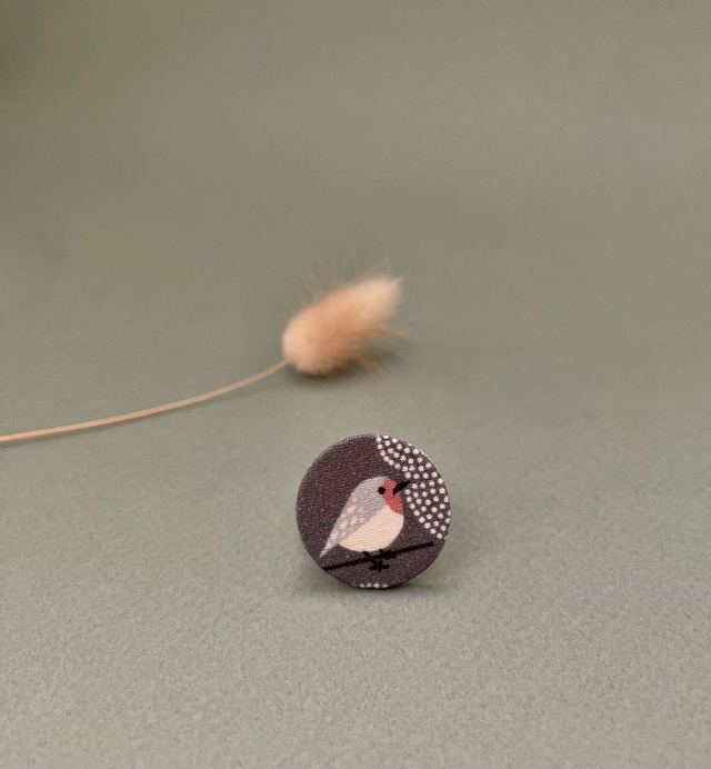 Broche ronde gris foncé oiseau en carton et tissu imprimé