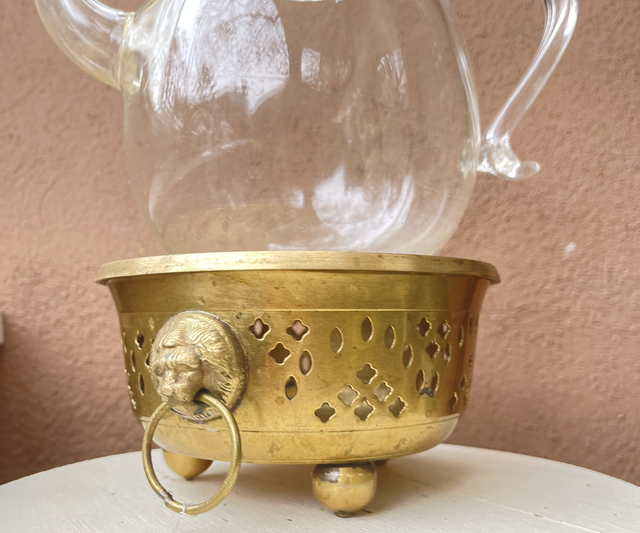 Stövchen aus Messing mit Löwenköpfen