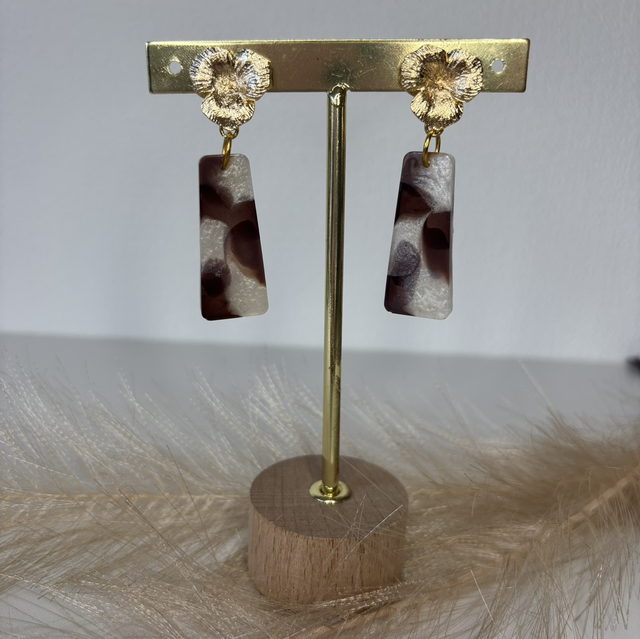 Boucle d’oreilles brunes et blanches