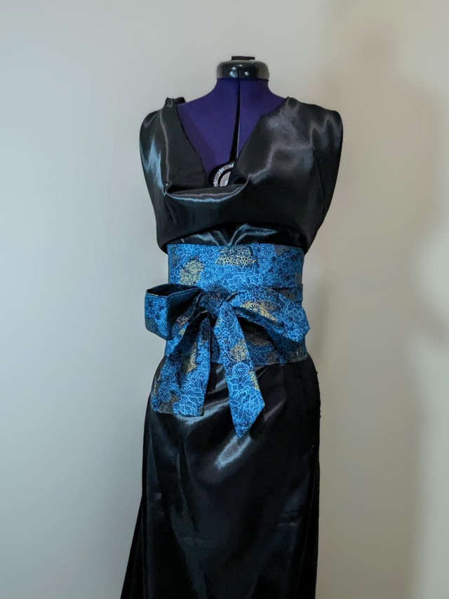 Ceinture décorative bleue et dorée 