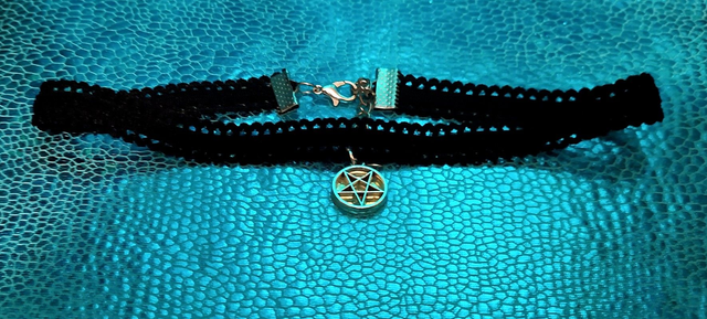 Ras de cou pentagramme holographique