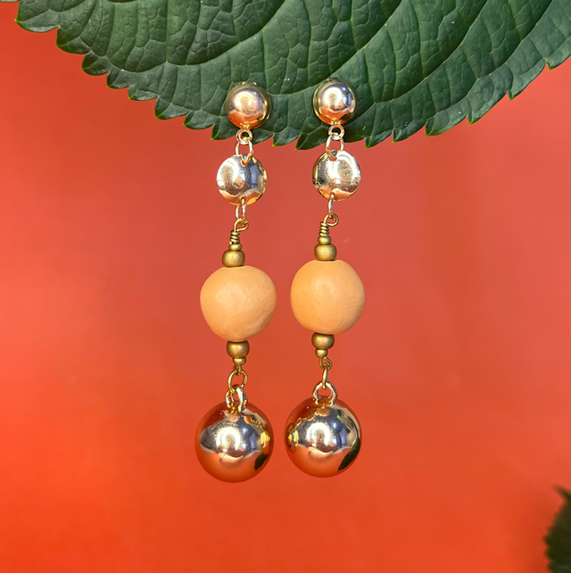 Brinco Bolas Longo Dourado — Peça ÚNICA