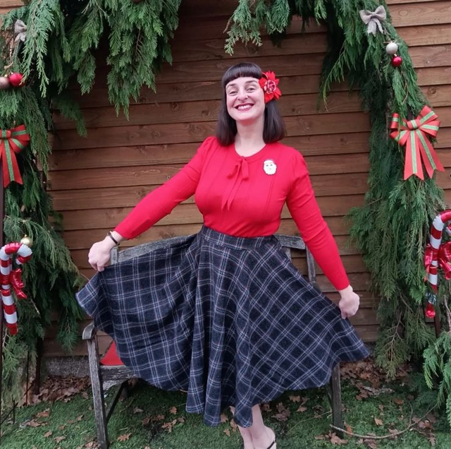 Jupe évasée midi en tartan à carreaux noir et rouge en laine "Sophie"