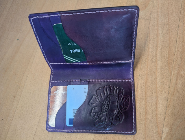 Porte cartes 6 emplacements + 2 grandes poches repoussé motif carpe Koï.