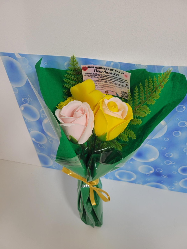 Bouquet fleurs de savon avec savon d'invité 