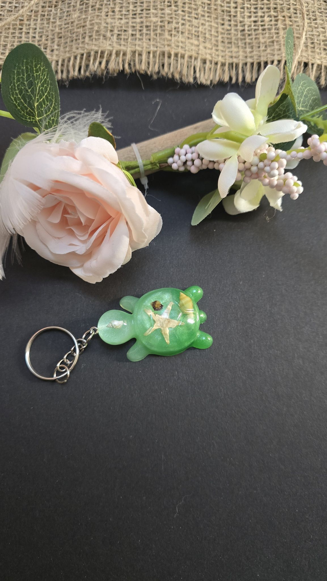 Portes clés tortue verte avec différentes finition ( Coquillages, Fleurs etc...)