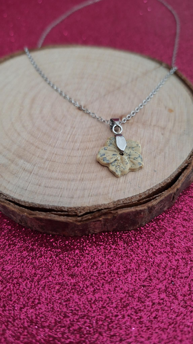 Collier argenté hibiscus beige et paillettes noires