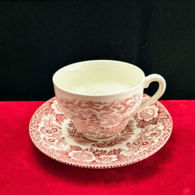 Enoch Wedgwood | Kop (diameter 8 | hoogte 6 cm) en schotel (diameter 14 | hoogte 2 cm) 'Lochs of Scotland' motief in Roze kleur | Vintage