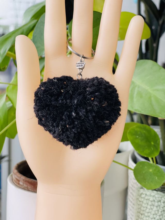 Dusty Black - Porte-clé pompon coeur - L