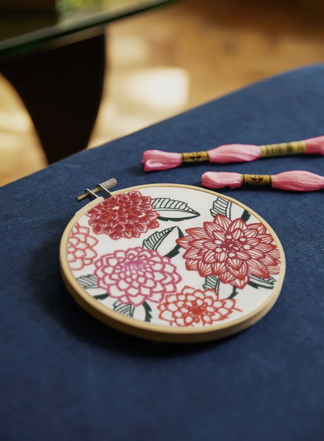 Red flower craft kit (DMC Group)