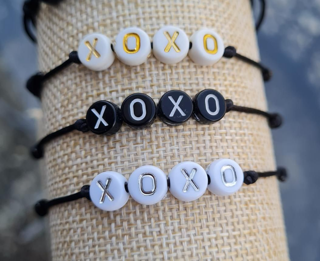 Bracelet réglable XOXO sur cordon de satin 1mm