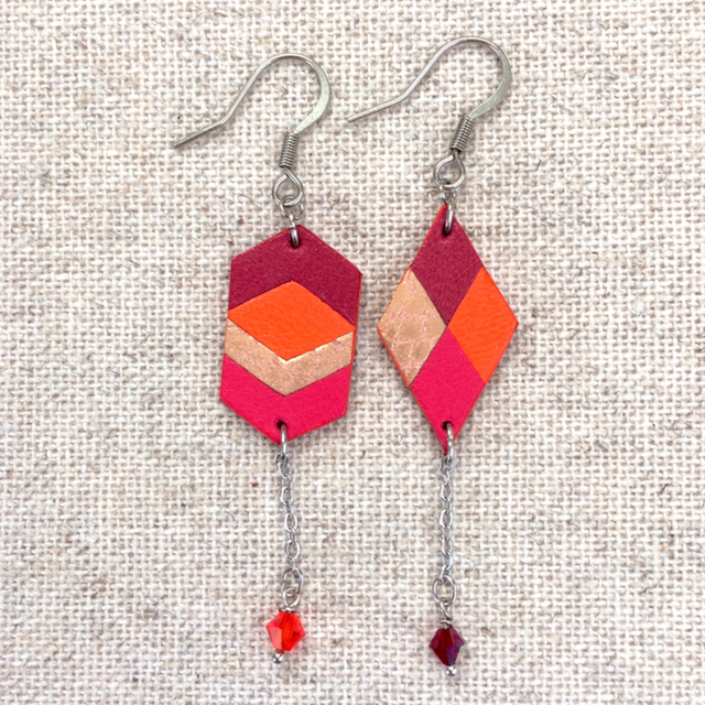 Boucles d’oreilles « Arioso » asymétriques, argentées, cuir Rouge sang/ Orange vif/ Cuivré/ Rose camélia 
