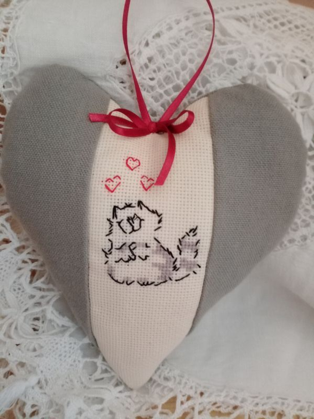coussin de porte coeur à suspendre broderie point de croix "le chat"