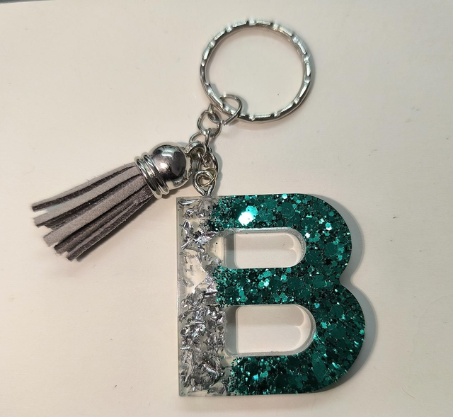 Porte clés initiale "B" bleu vert pailletté et feuilles argentées 