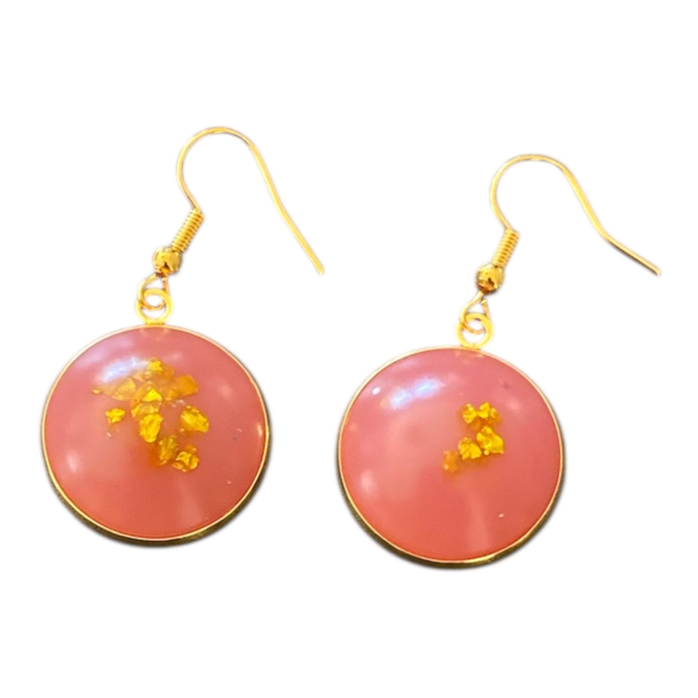 Boucle d&#039;oreilles rose, éclats dorés