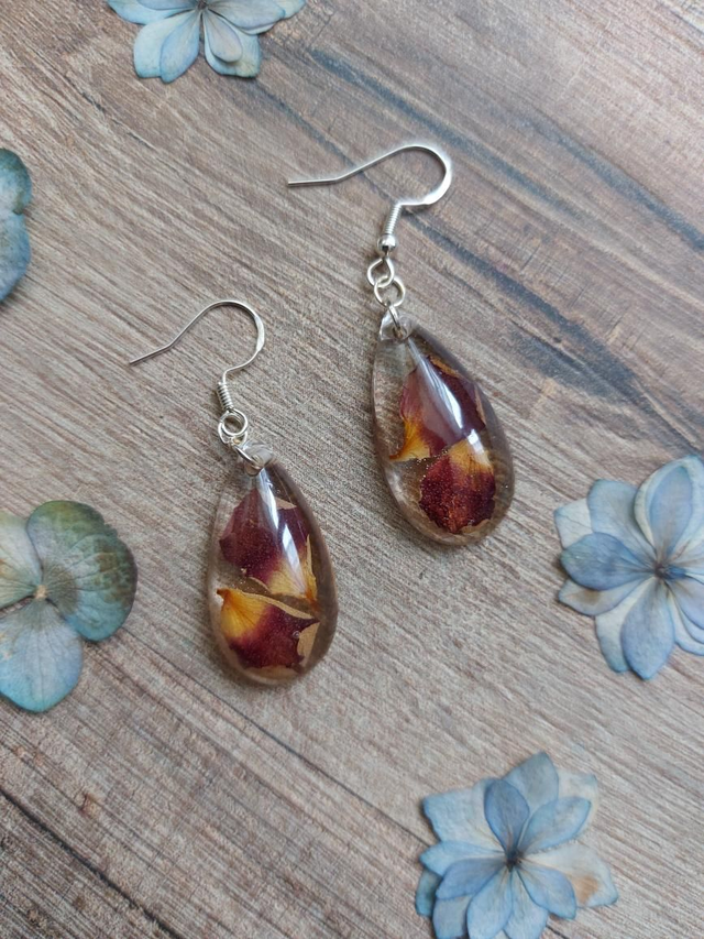 Boucles d'oreilles - pétales de rosiers rouges