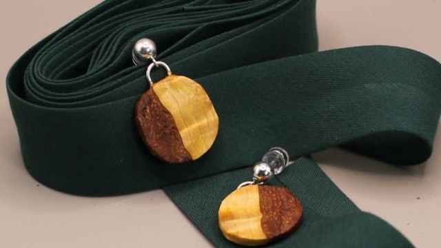 Visakoivu -kaksiväriset korvakorut 