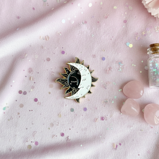 Pin's soleil et croissant de lune 