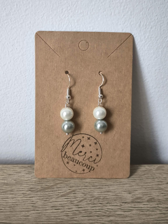 Boucles d’Oreilles Perles de Majorque Blanches et Gris Argenté – Bijoux Élégants en Acier Inoxydable