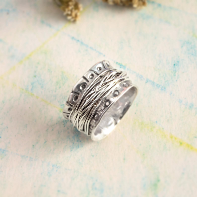 Anillo en Plata de Ley rústico con hilo de plata y muescas