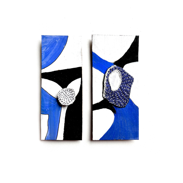 2 tableaux peints sur carton et ornés de broderie