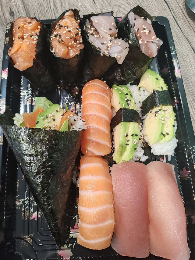 Plt 5 (11 pcs) sushi saumon,sushi thon,sushi avocat, gunkan saumon,gunkan thon,temaki saumon avocat 