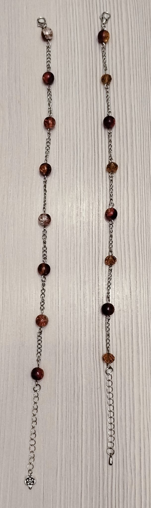 Chaînette de cheville en perles de verre craquelé et à facettes multicolores, longueur ajustable de 24 à 28 cm.