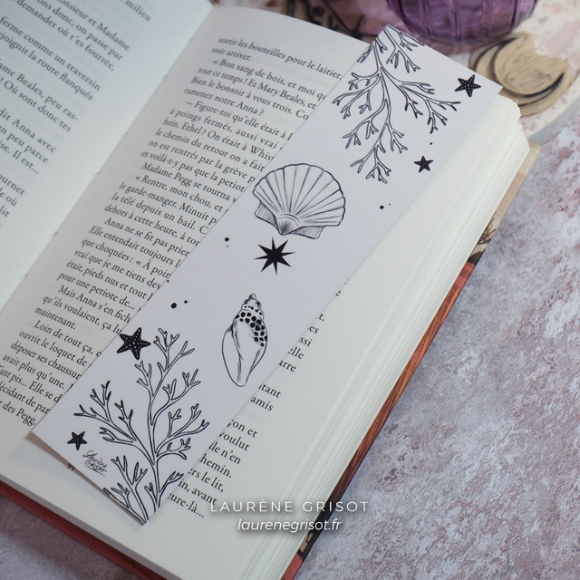 Shells / black and white (bookmark)